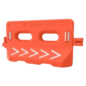 Barrera S-81 plástica de color naranja, con 5 chevrones en color blanco, diseñada para crear zonas de señalización o delimitar caminos.