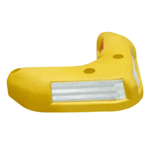 Canalizador Bumerang amarillo con cinco reflejantes blancos, ideal para delimitar carriles y mejorar la seguridad vial.