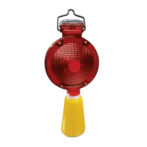 Lámpara destellante roja instalada sobre cono o trafitambo para señalización vial nocturna